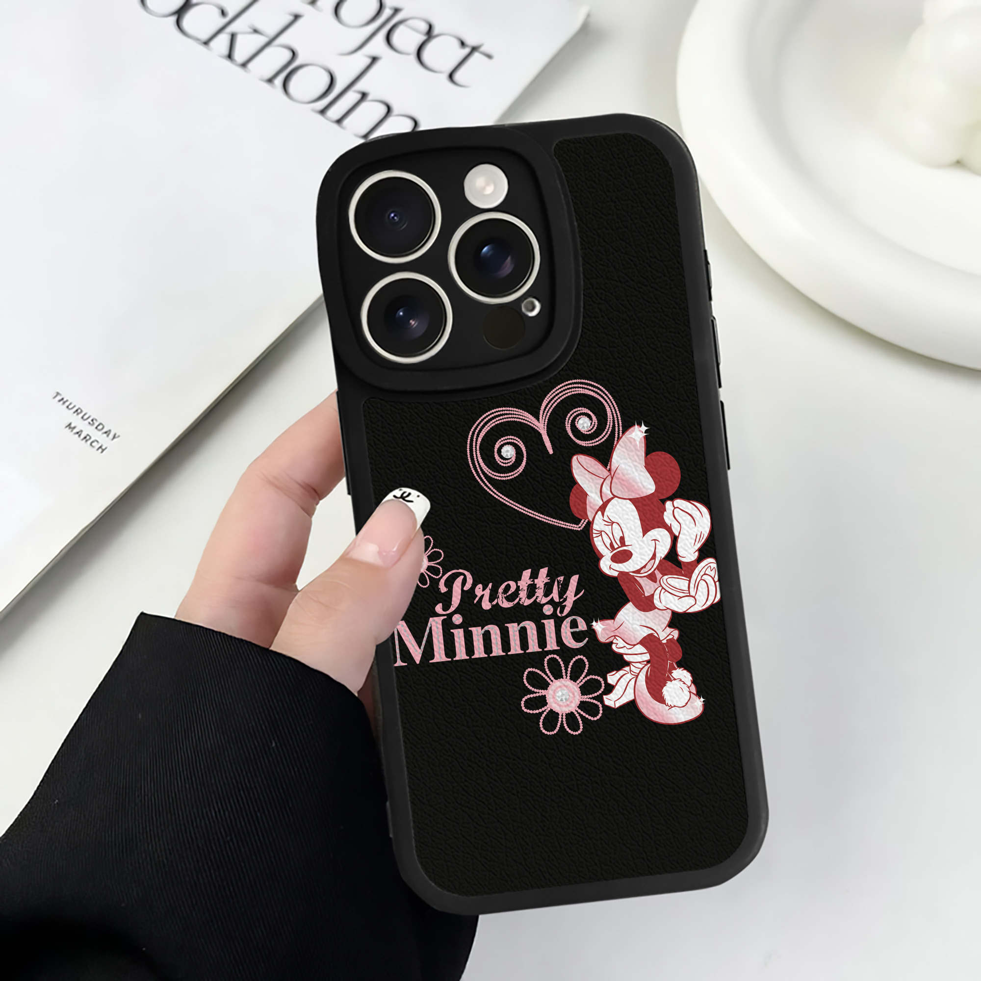 （画像用） ミッキーマウス Mickey Mouse 【iPhone 16シリーズ対応】シリコンスマホケース（レザー調） 材質：シリコン